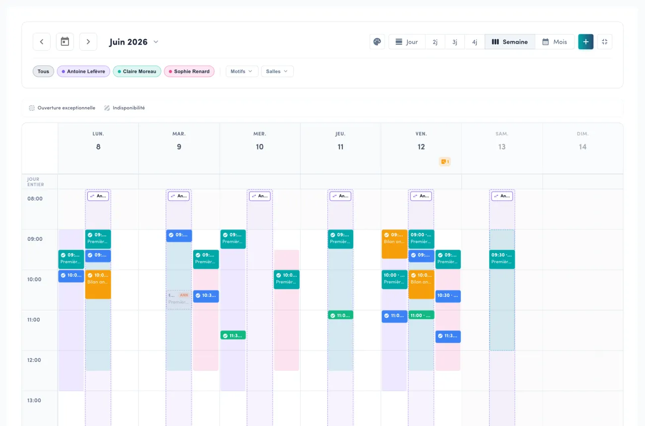 Vue semaine de l'agenda Caresquad : les jours en colonnes, les rendez-vous colorés par motif, les plages de disponibilité en fond, un rendez-vous annulé grisé, et la barre d'outils avec les vues jour, 2 à 4 jours, semaine et mois ainsi que les filtres par praticien, motif et salle