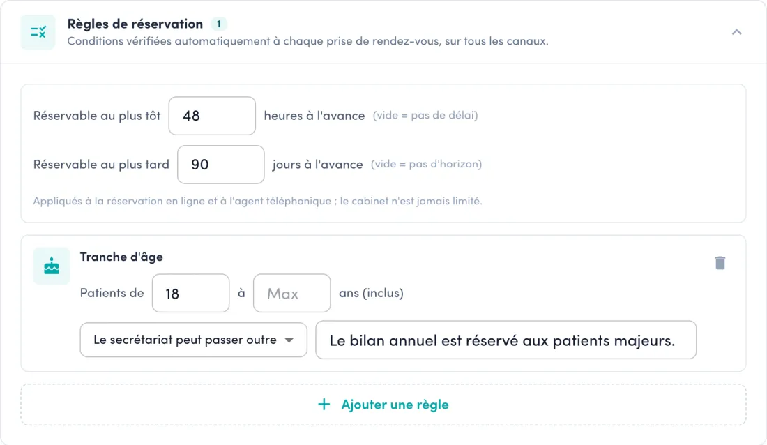 Panneau « Règles de réservation » d'un motif dans Caresquad : réservable au plus tôt 48 heures à l'avance et au plus tard 90 jours, mention que ces délais ne s'appliquent qu'à la réservation en ligne et à l'agent téléphonique, et une règle de tranche d'âge à partir de 18 ans avec la sévérité « Le secrétariat peut passer outre » et le message affiché au patient