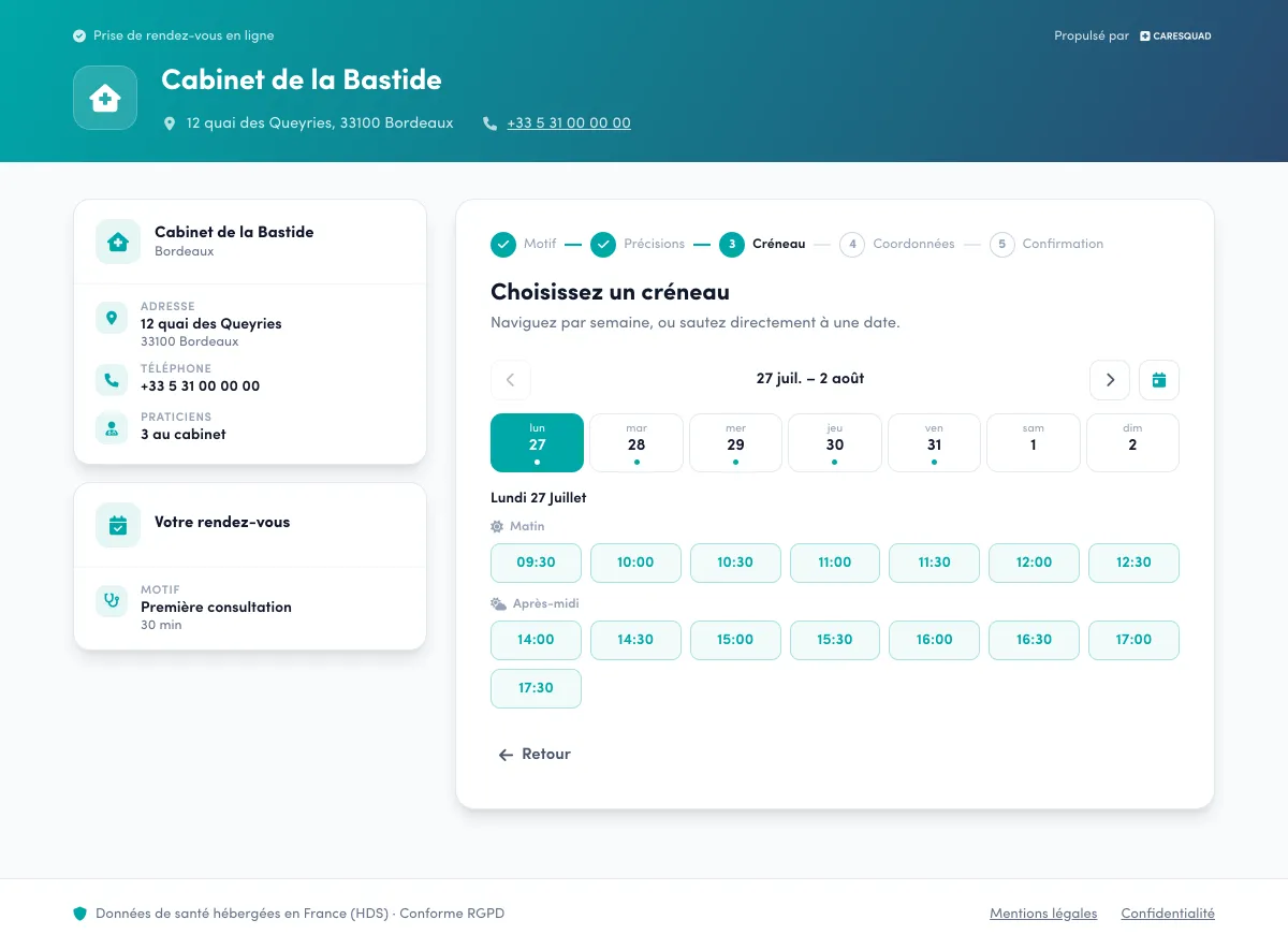 Étape « Choisissez un créneau » de la réservation en ligne Caresquad : fil des cinq étapes, sélecteur de semaine, jours de la semaine avec une pastille sur ceux qui ont des disponibilités, et les créneaux libres classés en matin et après-midi